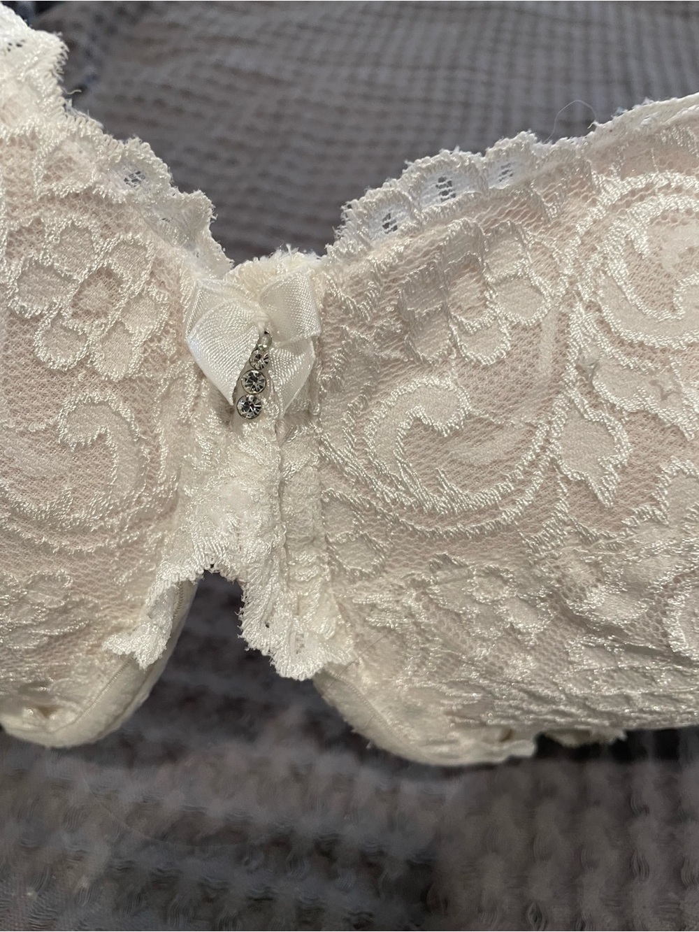 smart & sexy white Lace Underwire Bra with Rhinestone Charm